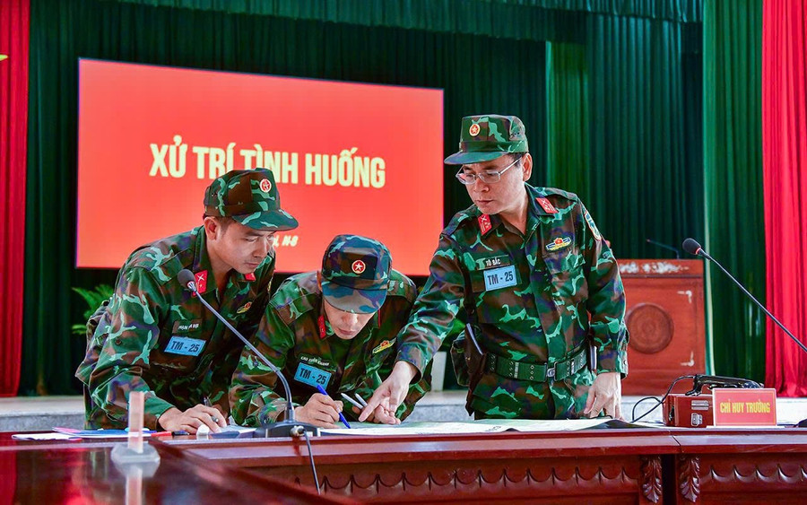 Xử lý tình huống trên bản đồ. Ảnh: Phúc Tuấn z6960326554316-bc09263a12762f6c2aebc379c00f8b05.jpg