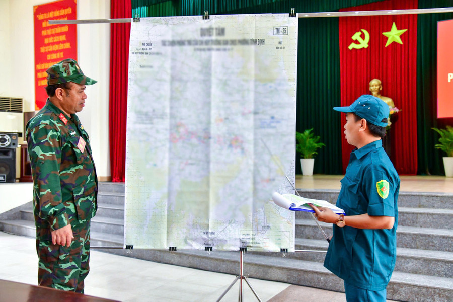 Đại tá Đinh Văn Thê - Phó Chỉ huy trưởng, kiêm Tham mưu trưởng Bộ CHQS tỉnh, Phó Trưởng ban Thường trực Ban Chỉ đạo diễn tập tỉnh (trái) trực tiếp theo dõi, chỉ đạo cuộc diễn tập. Ảnh: Phúc Tuấn z6960326504738-ec03c5a2f0c61507abe002f68211496e.jpg