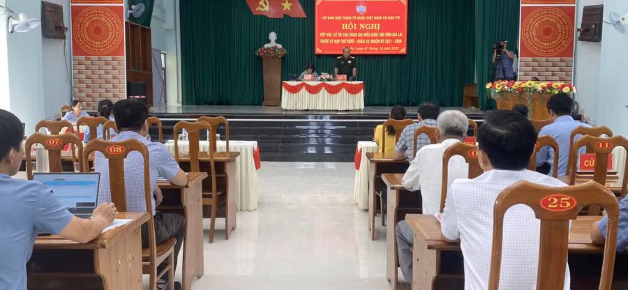 Quang cảnh buổi tiếp xúc cử tri tại xã Đak Pơ. Ảnh: Xuân Định