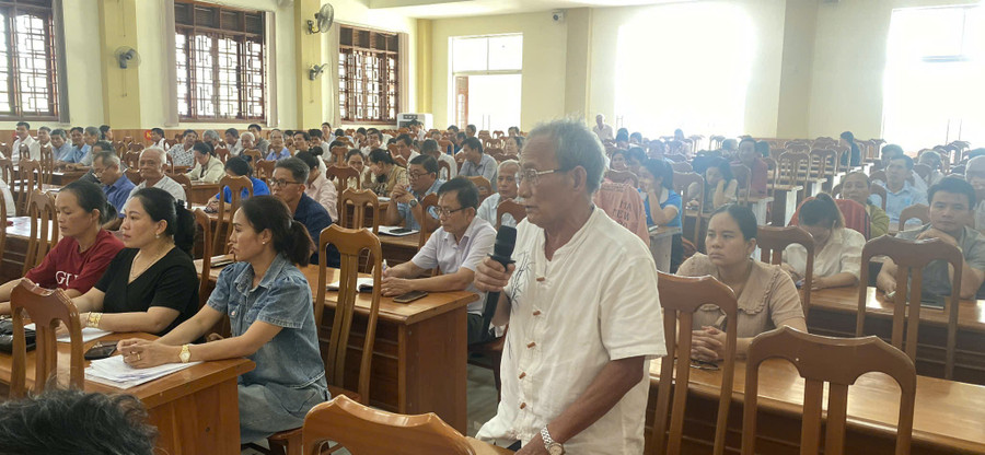 Cử tri phường An Khê nêu kiến nghị đến Đoàn đại biểu Quốc hội. Ảnh: Xuân Định cu-tri-phuong-an-khe-1.jpg