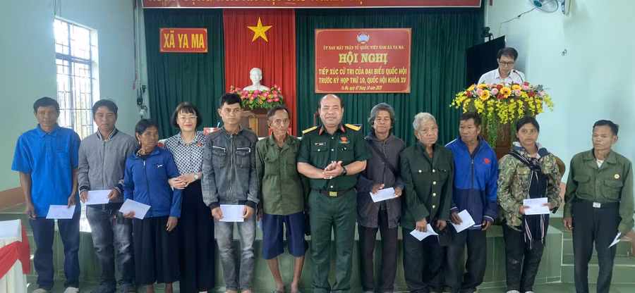 Đoàn ĐBQH tỉnh Gia Lai trao quà cho các gia đình chính sách, người có công tại xã Ya Ma. Ảnh: Xuân Định