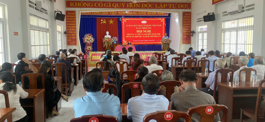 Quang cảnh buổi tiếp xúc cử tri tại xã An Nhơn Tây. Ảnh: Xuân Định quang-canh-buoi-tiep-xuc-cu-tri-xa-an-nhon-tay.jpg