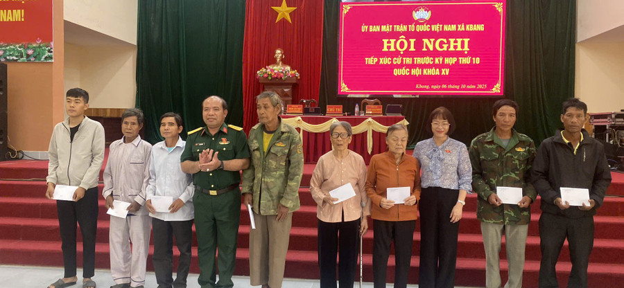Đoàn Đại biểu Quốc hội tỉnh trao quà cho các gia đình chính sách tại xã Kbang. Ảnh: Xuân Định doan-dbqh-tinh-trao-qua-gia-dinh-chinh-sach-xa-kbang.jpg