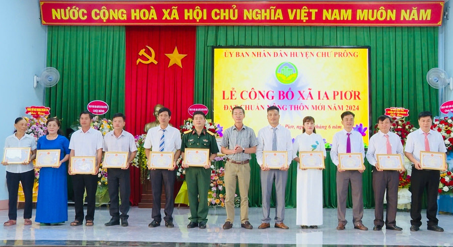Nhiều tập thể, cá nhân trên địa bàn xã được khen thưởng vì có nhiều thành tích xuất sắc trong công tác xây dựng xã Ia Piơr đạt chuẩn nông thôn mới. Ảnh: Rơ Lan Viện u.jpg