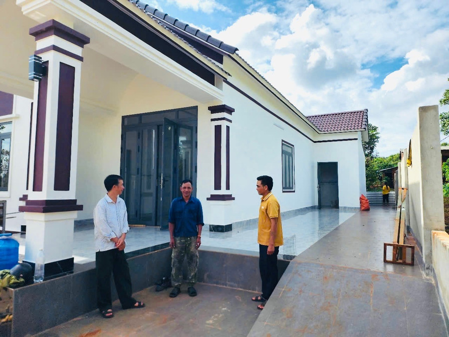 Nhờ triển khai Chương trình xây dựng nông thôn mới, một số hộ dân ở làng Triêl được hỗ trợ để phát triển kinh tế, nâng cao thu nhập và xây được nhà ở khang trang. Ảnh: Hồng Thương ho-dan-lang-cam-5272.jpg