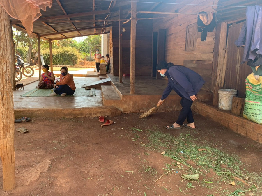 Từ khi tham gia mô hình "Vườn sạch, nhà đẹp", bà Rơ Lan Lin thường xuyên quét dọn nhà cửa để đảm bảo sạch sẽ. Ảnh: Hồng Thương chi-lin-quet-don-khu-vuc-de-la-cay-cho-dan-de-de-lam-sach-san-nha.jpg
