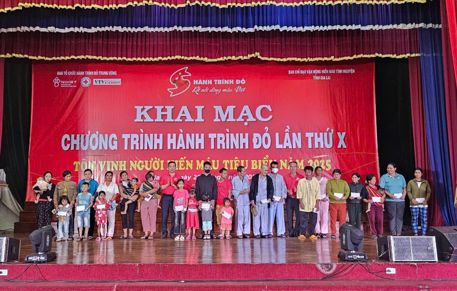 Tại chương trình, Ngân hàng Thương mại cổ phần Đầu tư và Phát triển Việt Nam-chi nhánh Gia Lai tặng 20 suất quà cho các gia đình có bệnh nhân đang điều trị bệnh tại Bệnh viện Đa khoa tỉnh và Bệnh viện nhi tỉnh Gia Lai, mỗi suất 500 ngàn đồng tiền mặt. Ảnh: Hồng Thương q.jpg