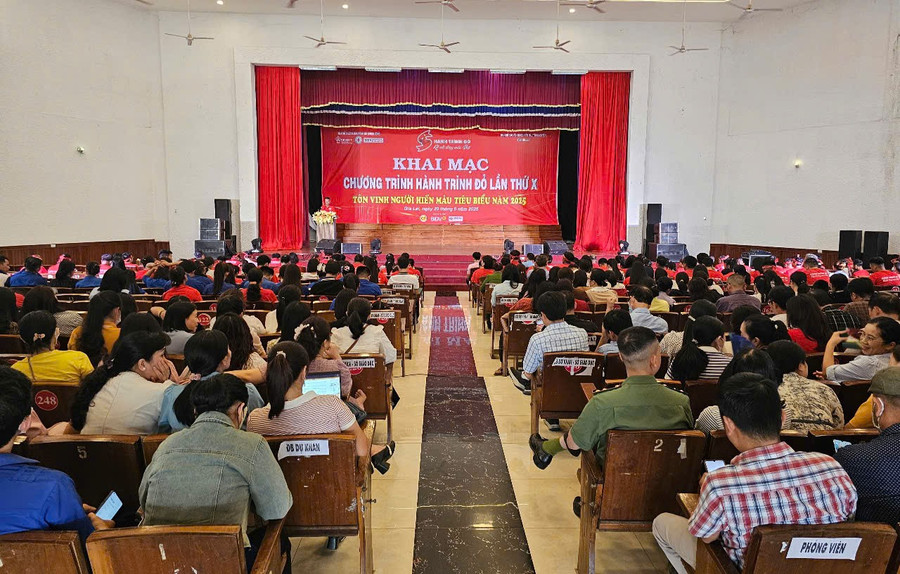 Quang cảnh buổi lễ khai mạc Chương trình “Hành trình đỏ-Giọt hồng Cao Nguyên” lần thứ X” và tôn vinh người hiến máu tiêu biểu năm 2025. Ảnh: Hồng Thương quang-canh.jpg