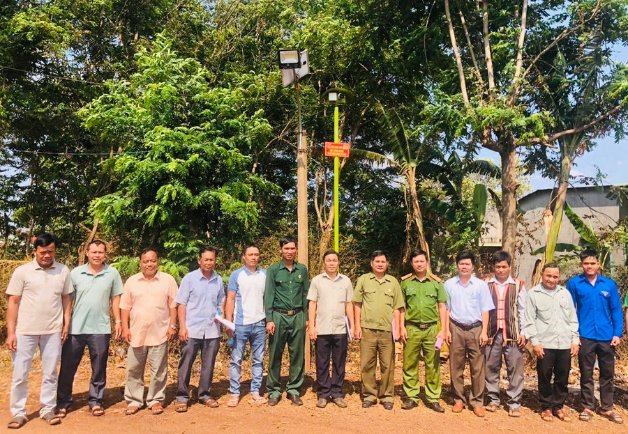 Hội CCB huyện Chư Pưh đã triển khai hiệu quả mô hình "Ánh sáng camera và tiếng kẻng an ninh". Ảnh: Xuân Toàn z6730344098824-7699b21bda103e211c242ff157b6f937.jpg