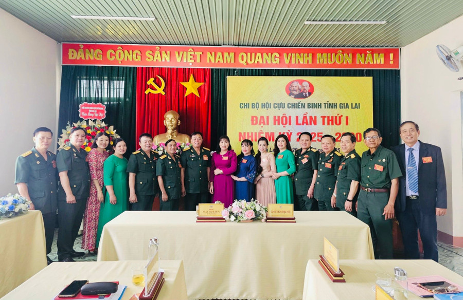 Các đại biểu chụp hình lưu niệm cùng với các đảng viên trong Chi bộ Hội Cựu chiến binh tỉnh Gia Lai. Ảnh: Hồng Thương z6724012053405-ba7f12834e402f0b0294e66a1a470cc3.jpg