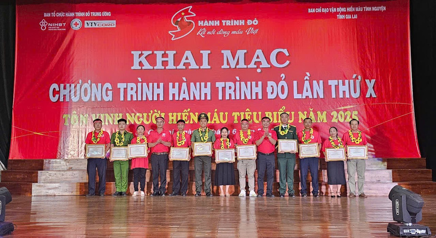 Ông Dương Đình Diện-Phó Trưởng Ban thường trực Ban Chỉ đạo vận động hiến máu tình nguyện tỉnh và ông Cao Xuân Nam-Phó Chủ tịch Hội Chữ thập đỏ tỉnh trao bằng khen của ban Chấp hành Trung ương Hội cho các tập thể, cá nhân có thành tích xuất sắc trong công tác hiến máu tình nguyện trên địa bàn tỉnh Gia Lai. Ảnh: Hồng Thương twew.jpg