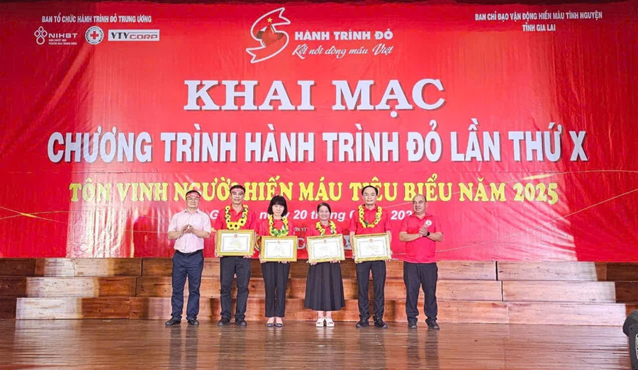 Ông Siu Trung-Phó Chủ tịch Ủy ban MTTQ Việt Nam tỉnh và ông Lê Hoài Thanh-Phó phòng Thi đua-khen thưởng và Người có công (Sở Nội vụ) trao bằng khen của Chủ tịch UBND tỉnh Gia Lai cho các tập thể có thành tích xuất sắc trong thực hiện chương trình Hành trình đỏ và hiến máu tình nguyện giai đoạn 2020-2025. Ảnh: Hồng Thương tap-the-cua-ubnd.jpg
