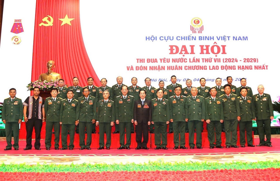 Ông Toàn (hàng đầu, thứ 4 từ trái qua) vinh dự là đại biểu tham dự Đại hội thi đua yêu nước Hội CCB Việt Nam lần thứ VIII (2024-2029). Ảnh do nhân vật cung cấp z6753655647889-ff21ae17b618c8e1a36902c9c7d426db.jpg