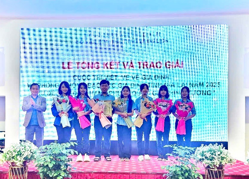 Ban Tổ chức trao giải nhất cho nhóm tác giả là các em học sinh Trường THPT chuyên Hùng Vương với tác phẩm “Bếp lửa hồng bừng sáng buôn làng”. Ảnh: Hồng Thương z6740132384776-bd1e5dd17731d5204e0bfb0782b5bc93.jpg