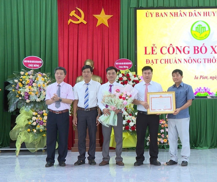 Xã Ia Piơr vinh dự đón bằng công nhận đạt chuẩn nông thôn mới. Ảnh: Rơ Lan Viện z6727581083918-5ae25fa9ecfe6feaf0938fad22a240bf.jpg