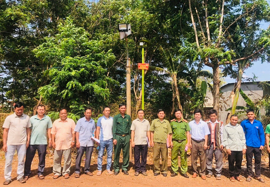 Từ mô hình "Ánh sáng camera và tiếng kẻng an ninh do ông Toàn triển khai, các cơ sở hội đã vận động hội viên đóng góp cùng với các ban, ngành lắp đặt được 460 camera, 3.800 bóng điện chiếu sáng tại nhiều thôn, làng. Ảnh: Hồng Thương z6753651665442-62786732ad3f4163ede20192d46586ce.jpg