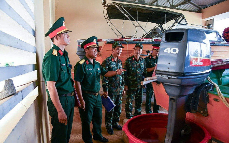 Lãnh đạo Bộ CHQS tỉnh kiểm tra phương tiện phục phục công tác ứng phó bão số 5. Ảnh: Anh Tuấn z6937357401002-ac50a64b5a093f3d57c4feee217c0cd5.jpg