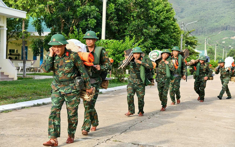 Cán bộ, chiến sĩ Bộ CHQS tỉnh luyện tập phương án cơ động lực lượng ứng phó bão số 5. Ảnh: Anh Tuấn z6937357433006-74b879abe3418746364b832c23083926.jpg