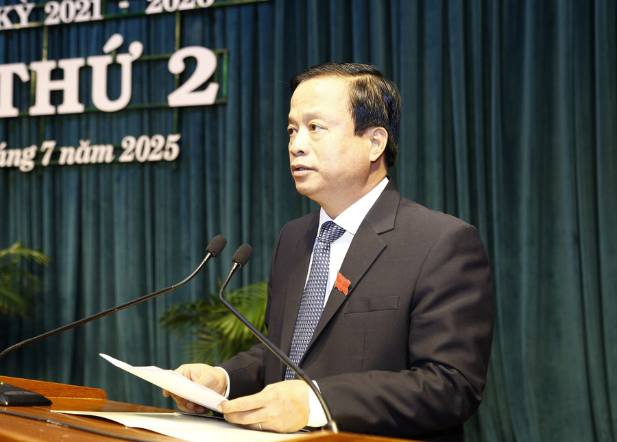 Ông Nguyễn Tuấn Thanh - Phó Chủ tịch Thường trực UBND tỉnh, trình bày tóm tắt báo cáo tình hình kinh tế - xã hội 6 tháng đầu năm và nhiệm vụ, giải pháp trọng tâm 6 tháng cuối năm 2025. Ảnh: Hân Phúc mg-9212.jpg