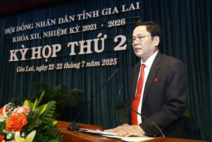 Ông Trần Cang - Giám đốc Sở Tài chính, trình bày Tờ trình và dự thảo Nghị quyết về chính sách hỗ trợ đối với cán bộ, công chức, viên chức và người lao động cấp tỉnh thuộc phạm vi quản lý của tỉnh Gia Lai về công tác tại Trung tâm hành chính của đơn vị hành chính cấp tỉnh và cấp xã sau sắp xếp. Ảnh: Hân Phúc mg-9252.jpg