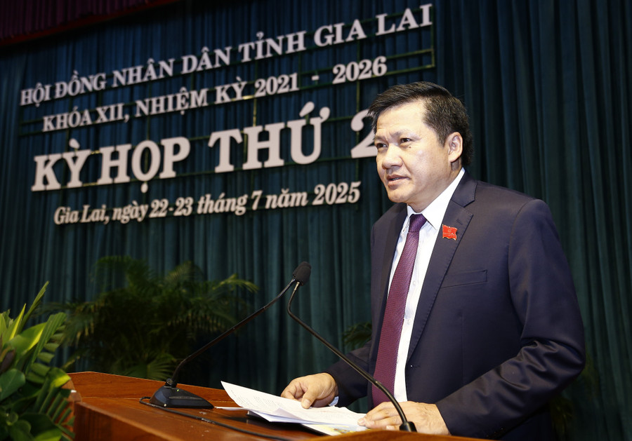 Ông Trương Văn Đạt - Phó Chủ tịch Thường trực HĐND tỉnh, trình bày báo cáo về việc cho thôi làm nhiệm vụ đại biểu HĐND tỉnh Gia Lai khóa XII, nhiệm kỳ 2021-2026. Ảnh: Hân Phúc mg-9233.jpg