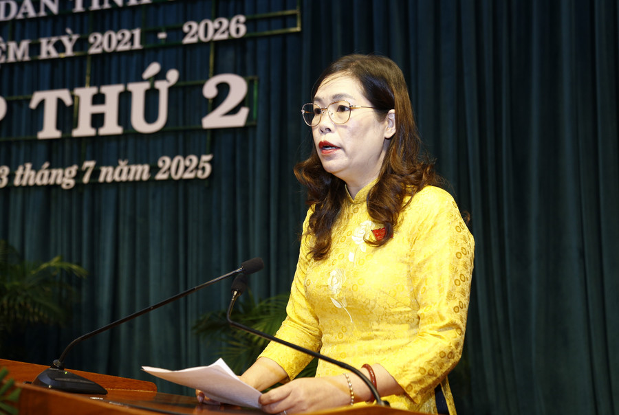 Bà Huỳnh Thị Ngọc Hà-Trưởng Ban Văn hóa - Xã hội HĐND tỉnh, báo cáo tóm tắt kết quả thẩm tra của Ban. Ảnh: Hân Phúc mg-9266.jpg