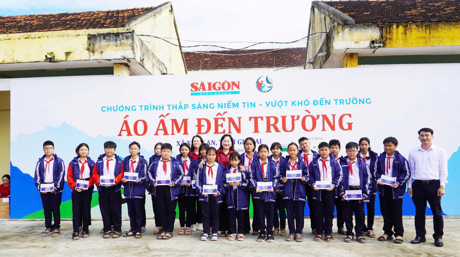 bao-sggp-trao-hoc-bong-cho-hoc-sinh-truong-thcs-cat-tuong.jpg