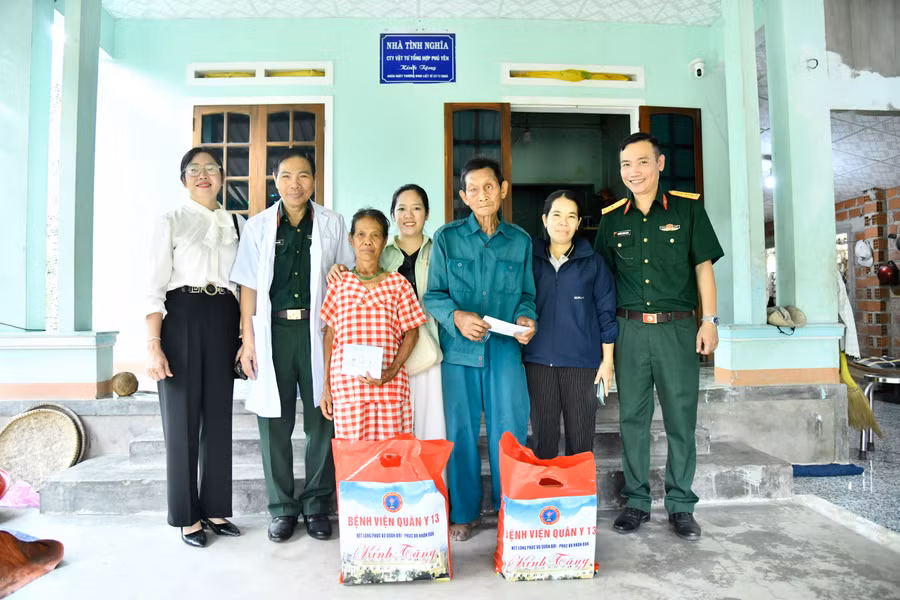 benh-vien-quan-y-13-kham-benh-tang-qua-doi-tuong-chinh-sach.jpg