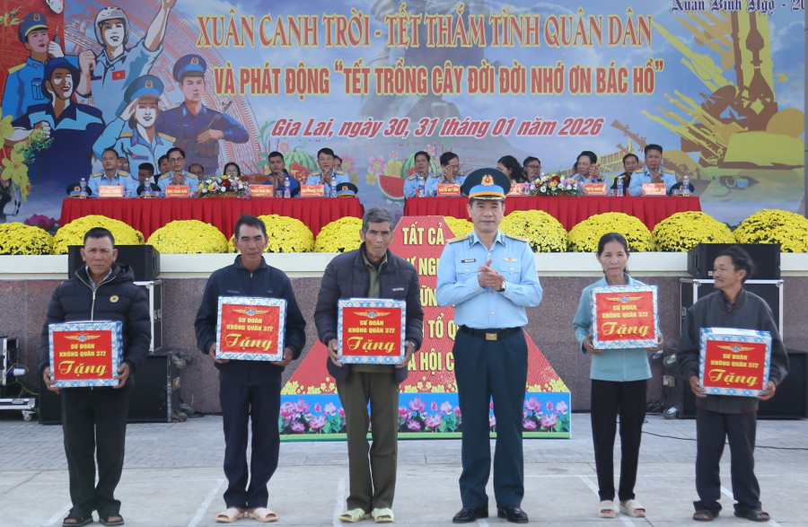 trung-doan-khong-quan-925-to-chuc-chuong-trinh-xuan-canh-troi-tet-tham-tinh-quan-dan.jpg