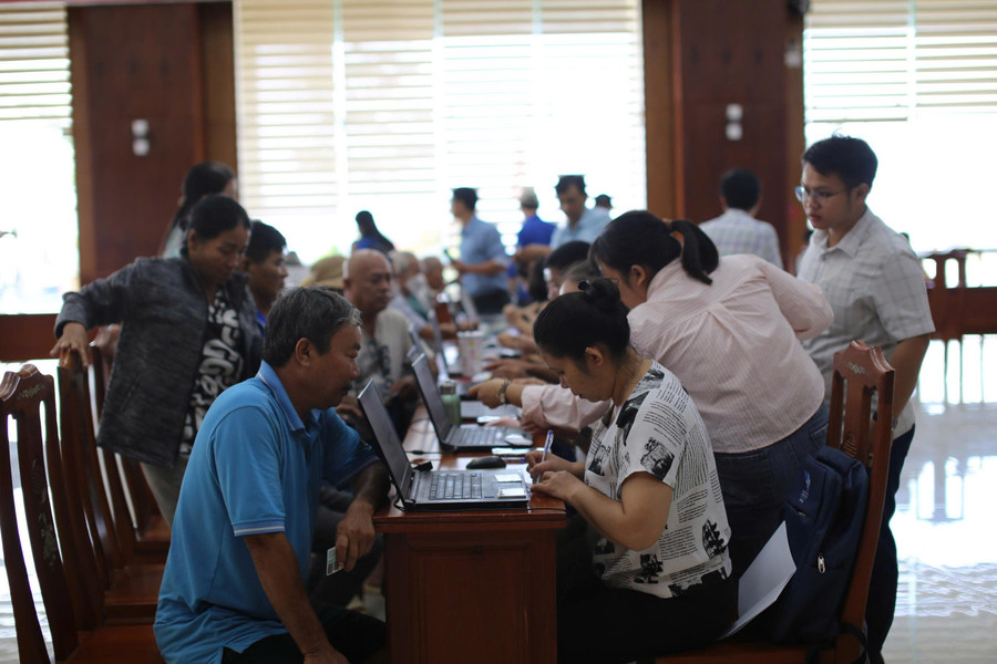 Các bộ các xã, phường làm việc xuyên lễ để đưa quà Tết Độc lập đến tay người dân. Ảnh: H.P z6967262952870-ac5a3a1719ef4c1e55c1518145753347.jpg