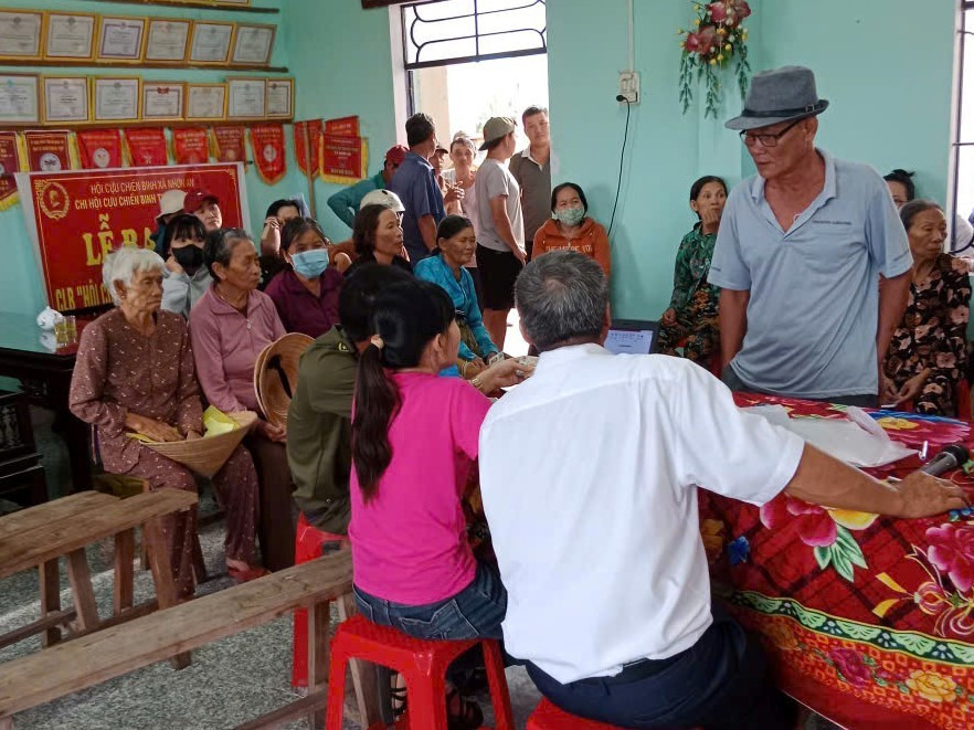 Người dân phường An Nhơn Đông đến làm thủ tục nhận quà Tết Độc lập. Ảnh: H.P z6968697728075-ce0a25edba0e7c18dca93f8a24cceaaf.jpg