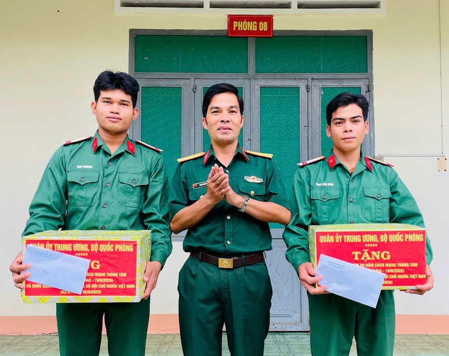 បញ្ជាការដ្ឋានយោធភូមិភាគខេត្ត នាំយកអំណោយជូនដល់យោធិនក្នុងកាលៈទេសៈលំបាក។ រូបថត៖ A.T. 540948370-1395402652584868-3869506377200685803-n.jpg