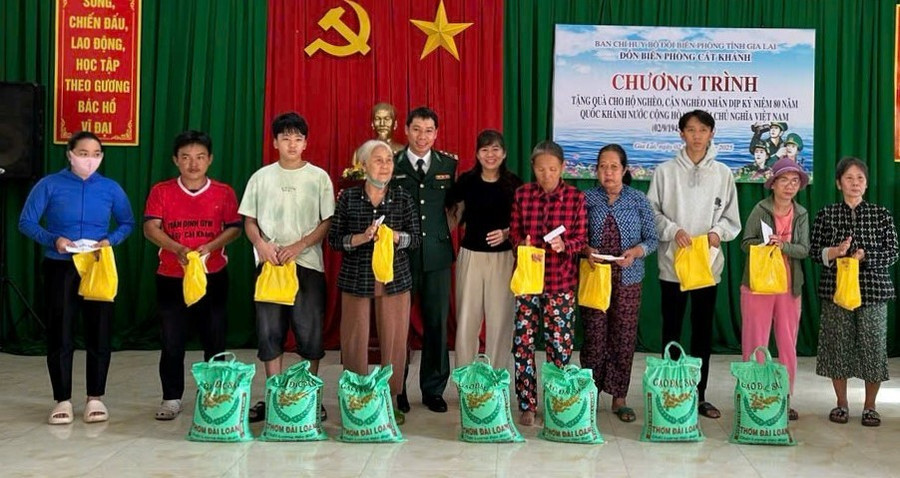 Đồn Biên phòng Cát Khánh trao quà cho hộ nghèo ở xã Đề Gi. Ảnh: X.N z6968903653678-d99b72760201859d2d32a3463ae40bf2.jpg