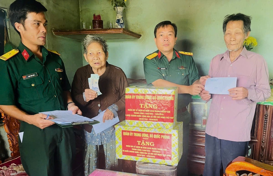 អំណោយដែលបានដាក់បង្ហាញនេះបង្ហាញពីការព្រួយបារម្ភរបស់គណៈកម្មការមជ្ឈិមបក្ស និងក្រសួងការពារជាតិចំពោះករណីលំបាក។ រូបថត៖ A.T. 541015960-1395402655918201-4954707120881746778-n.jpg
