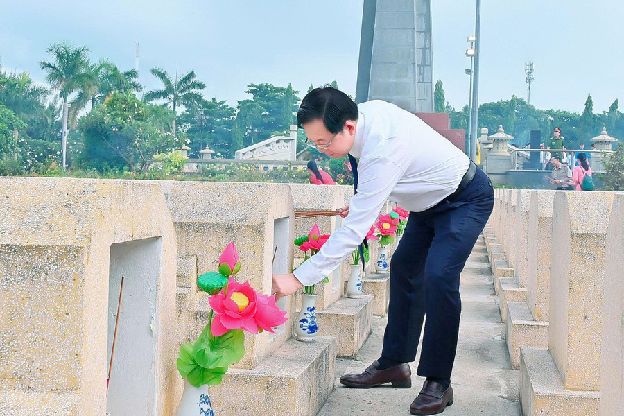 Bí thư Tỉnh ủy Hồ Quốc Dũng thắp hương tại các phần mộ liệt sĩ. Ảnh: Đức Thụy z6832008513142-9b12387801c64f7e734f1bcbd0e08865.jpg