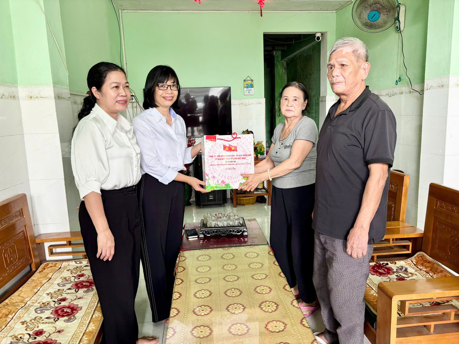 Phó Chủ tịch UBND tỉnh Nguyễn Thị Thanh Lịch (thứ 2 từ trái sang) trao tặng quà cho thương binh Phạm Văn Thịnh (thôn An Ninh, xã Phù Cát). Ảnh: Hồng Thương pho-chu-tich-ubnd-tinh-nguyen-thi-thanh-lich-trao-qua-cua-tinh-uy-hdnd-ubnd-uy-ban-mttq-viet-nam-tinh-cho-cac-me-viet-nam-anh-hung-va-cac-gia-dinh-chinh-sach-anh-ht.jpg