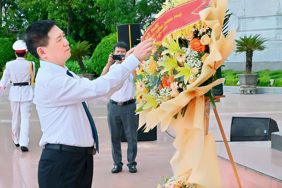 Phó Thủ tướng Chính phủ Hồ Đức Phớc dâng hoa tại Tượng đài Nguyễn Sinh Sắc-Nguyễn Tất Thành. Ảnh: Đức Thụy z6832008836579-762a404fa07e735fedce28dbcb966066.jpg