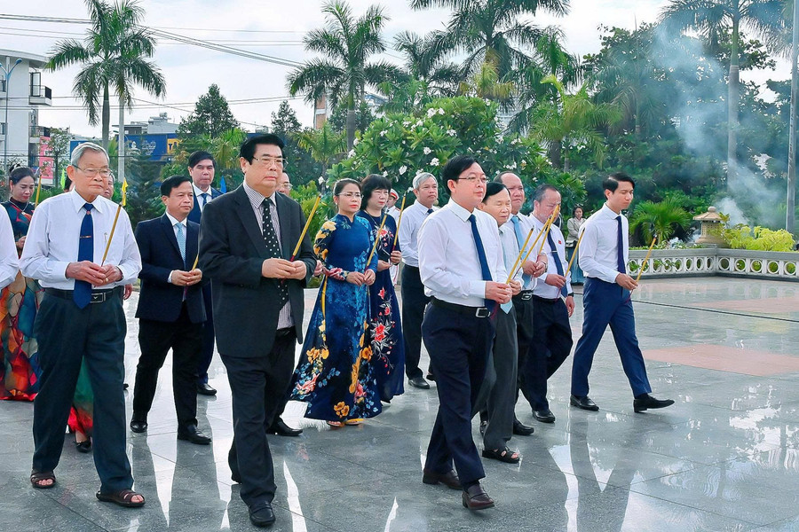 Lãnh đạo Tỉnh ủy, HĐND, UBND, Ủy ban MTTQ Việt Nam tỉnh và đại diện các sở, ban, ngành, của tỉnh dâng hương tại Nghĩa trang Liệt sĩ Quy Nhơn. Ảnh: Đức Thụy bi-thu-tinh-uy-ho-quoc-dung-cung-can-bo-va-nhan-dan-dang-huong-tai-nghia-trang-liet-sy-quy-nhon.jpg