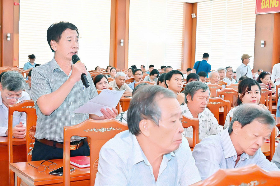 Cử tri phát biểu ý kiến tại buổi tiếp xúc. Ảnh: Đức Thụy cu-tri-phat-bieu-y-kien-tai-buoi-tiep-xuc-anh-duc-thuy.jpg