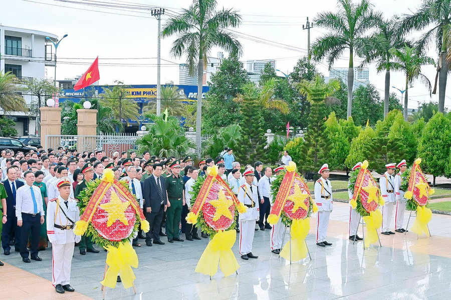 Quang cảnh lễ dâng hoa, dâng hương tại Nghĩa trang Liệt sĩ Quy Nhơn. Ảnh: Đức Thụy quang-canh-le-dang-hoa-dang-huong-tai-nghia-trang-liet-sy-quy-nhon.jpg