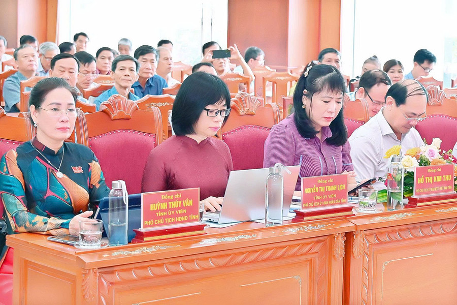 Các đồng chí lãnh đạo tỉnh dự buổi tiếp xúc cử tri. Ảnh: Đức Thụy cac-dai-bieu-lanh-dao-tinh-du-buoi-tiep-xuc-cu-tri-anh-duc-thuy.jpg