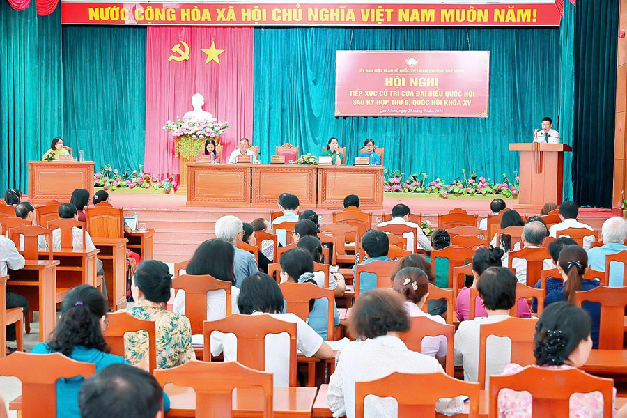 Quang cảnh buổi tiếp xúc cử tri. Ảnh: Đức Thụy quang-canh-buoi-tiep-xuc-cu-tri-anh-duc-thuy.jpg