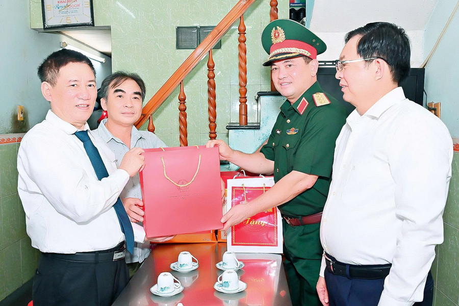 Phó Thủ tướng Chính phủ Hồ Đức Phớc (bìa trái) và các đại biểu đến thăm, tặng quà cho thương binh Lê Văn Thoa (05D Tăng Bạt Hổ, phường Quy Nhơn). Ảnh: Đức Thụy z6832009299222-4dc27f7cb92df51ddb9267db9ad34d6d-1.jpg