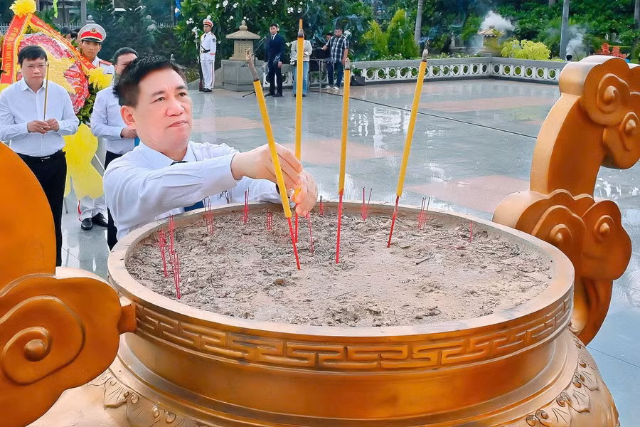 Phó Thủ tướng Chính phủ Hồ Đức Phớc dâng hương tại Nghĩa trang Liệt sĩ Quy Nhơn. Ảnh: Đức Thụy