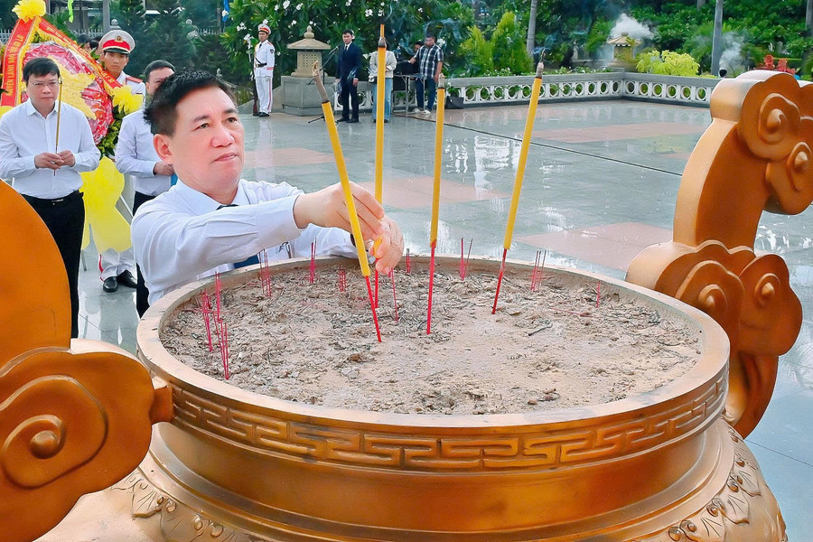 Phó Thủ tướng Chính phủ Hồ Đức Phớc dâng hương tại Nghĩa trang Liệt sĩ Quy Nhơn. Ảnh: Đức Thụy Phó Thủ tướng Chính phủ Hồ Đức Phớc dâng hương tại Nghĩa trang Liệt sĩ Quy Nhơn. Ảnh: Đức Thụy