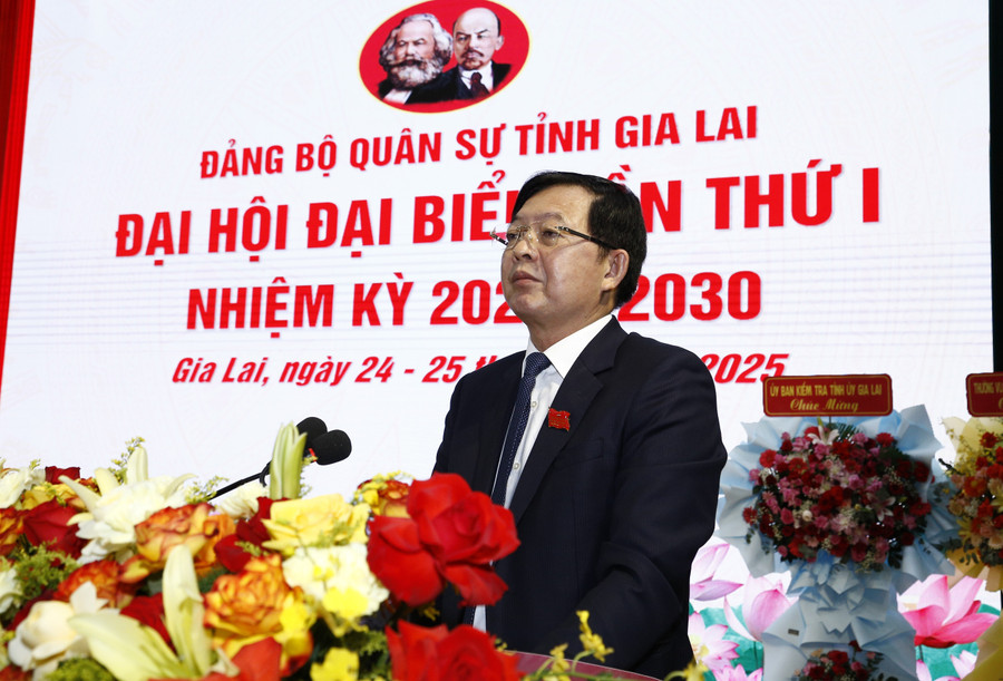 Bí thư Tỉnh ủy, kiêm Bí thư Đảng ủy Quân sự tỉnh Hồ Quốc Dũng phát biểu khai mạc Đại hội. Ảnh: Thương Phúc mg-9644.jpg