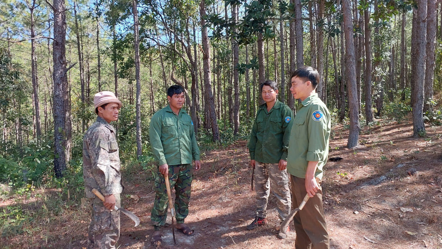Lực lượng quản lý, bảo vệ rừng chuyên trách của Ban Quản lý rừng phòng hộ Đông Bắc Chư Păh phối hợp cùng các hộ nhận khoán quản lý, bảo vệ rừng tiến hành tuần tra trong mùa khô 2025. Ảnh: N.D luc-luong-quan-ly-bao-ve-rung-chuyen-trach-ban-quan-ly-rung-phong-ho-dong-bac-chu-pah-phoi-hop-cung-cac-ho-nhan-khoan-quan-ly-bao-ve-rung-cung-tuan-tra.jpg