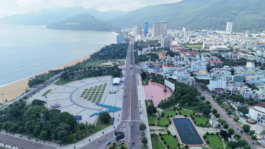 Các điểm, tuyến đường hướng về Quảng trường Nguyễn Tất Thành sẽ được phân luồng, tạm cấm phương tiện để phục vụ tổ chức chương trình nghệ thuật đặc biệt chào mừng thành công Đại hội đại biểu Đảng bộ tỉnh Gia Lai lần thứ I. Ảnh: H.P csgt-se-phan-luong-cac-tuyen-duong-huong-ve-quang-truong-nguyen-tat-thanh-de-dam-bao-ttatgt-phuc-vu-to-chuc-chuong-trinh-nghe-thuat-dac-biet-chao-mung-thanh-cong-dai-hoi-dai-bieu-dang-bo-dang-tinh-gia-lai.jpg