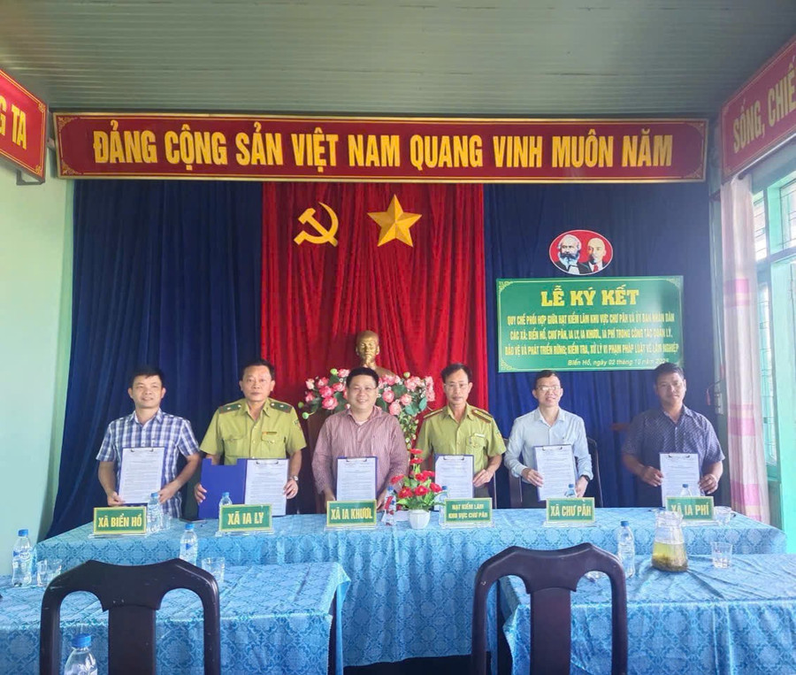 Lãnh đạo Hạt Kiểm lâm khu vực Chư Păh cùng lãnh đạo các xã ký kết quy chế phối hợp trong quản lý, bảo vệ và phát triển rừng. Ảnh: ĐVCC lanh-dao-hat-kiem-lam-khu-vuc-chu-pah-cung-lanh-dao-5-xa-ky-ket-quy-che-phoi-hop-trong-quan-ly-bao-ve-va-phat-trien-rung.jpg