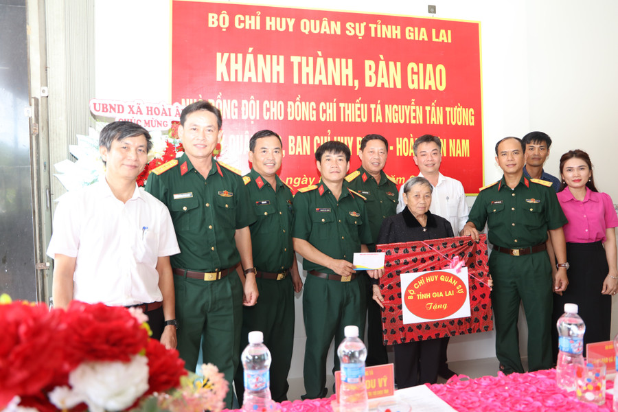 Lãnh đạo Bộ CHQS tỉnh cùng đại diện chính quyền địa phương trao quà cho gia đình Thiếu tá Nguyễn Tấn Tường-nguyên Trợ lý quân lực, Ban Chỉ huy Phòng thủ khu vực 1, Hoài Nhơn Nam. Ảnh: Thành Phúc bo-chqs-tinh-trao-qua-tang-thieu-ta-nguyen-tan-truong.jpg